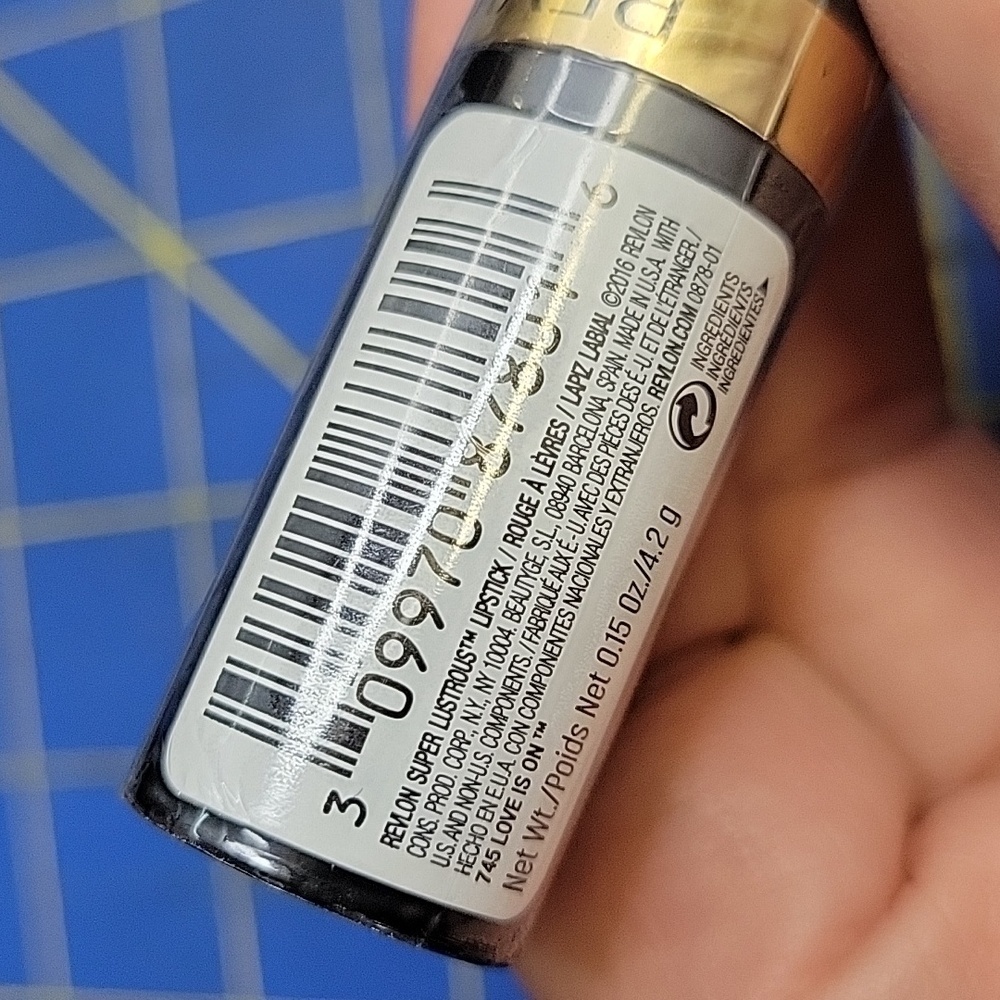 Revlon Super Lustrous Lipstick 4.2g 745 Love Is In The Air NEW - Picture 3 of 5